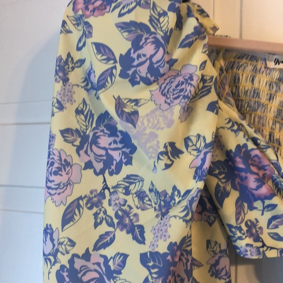 Flower wrap crop top— never worn - Picture 3 of 4